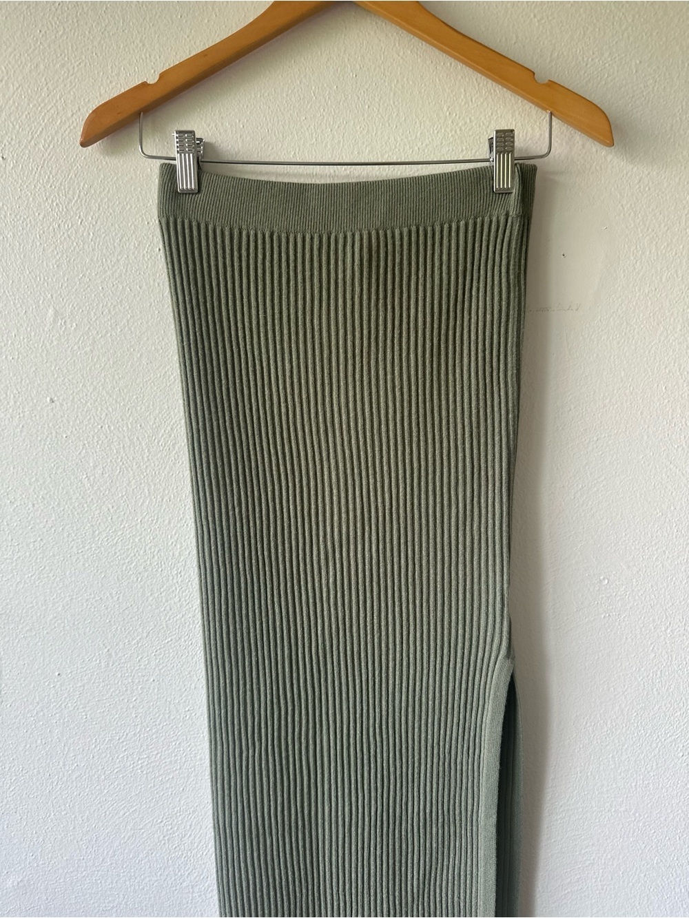 Petal & Pup Bowen Skirt Olive Ribbed Side-Slit Midi Skirt NWT - Picture 4 of 11